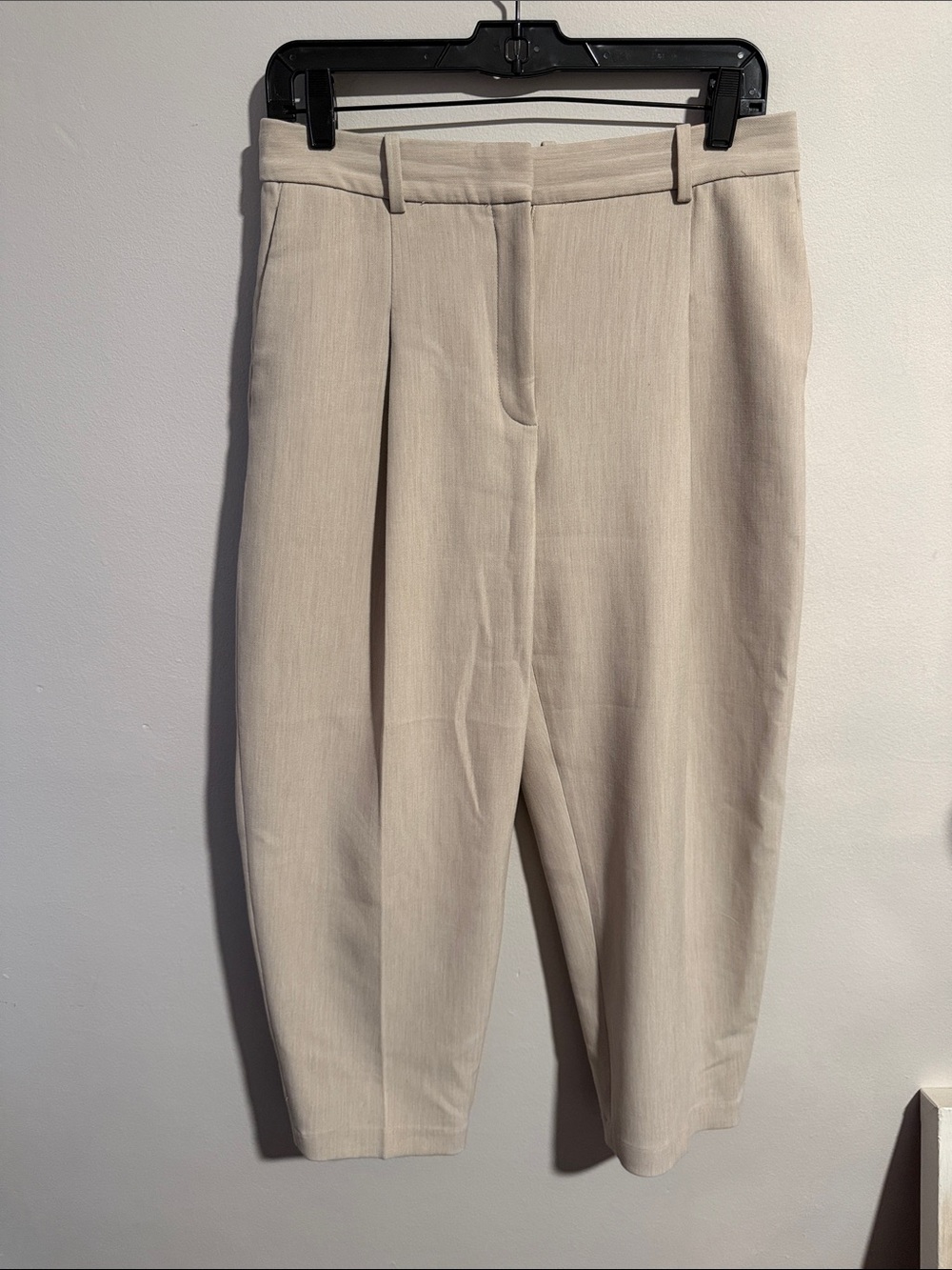 ARITZIA BABATON Women's Tailored Cream Pleat Front Pants crop - size 6